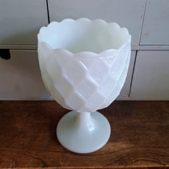 Harlequin Pattern flowerpot in vintage milk glass - Picture 5 of 9